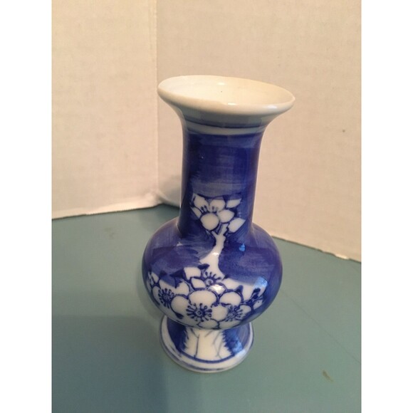Vintage Set Of 2 Blue And White Floral Asian Mini Vases 4" H - Picture 3 of 4